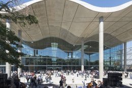 Ciudad Casa de Gobierno is a new city hall in the Argentine capital, Buenos Aires. The buidling, spanning an entire city block in Parque Patricios, houses the offices of the Mayor and 1,500 employees. The environmentally efficient design is by British architect Norman Foster